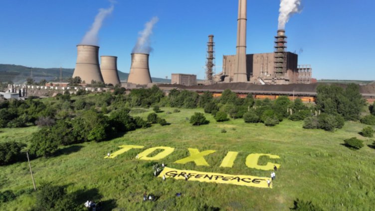 "Грийнпийс" разпънаха огромен надпис TOXIC пред ТЕЦ "Бобов дол"
