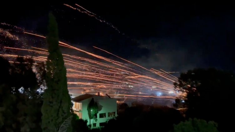 Традиция за Великден: Две съперничещи си църкви водят „ракетна война“ една срещу друга ВИДЕО