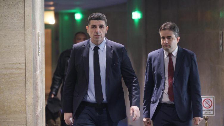 ДБ настоява за оставката на шефката на ВиК холдинга, била жена на шефа на ДАНС