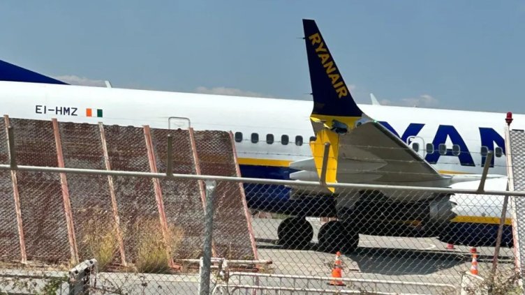 Самолет на Ryanair се вряза в ограда на летище в Гърция 