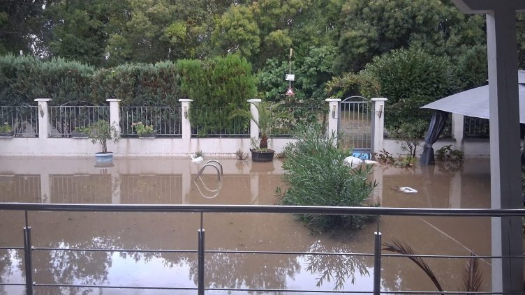 Наводнение в курорта Лозенец, приземни етажи са под вода ВИДЕО