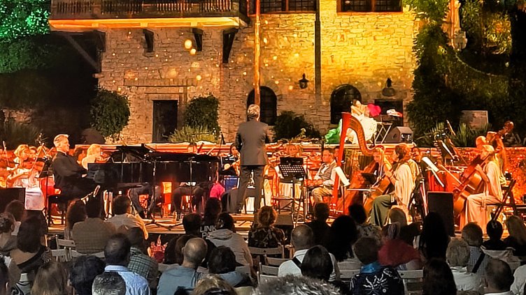 Хиляди видяха "Една нощ в Двореца" в Балчик - спектакъл без аналог