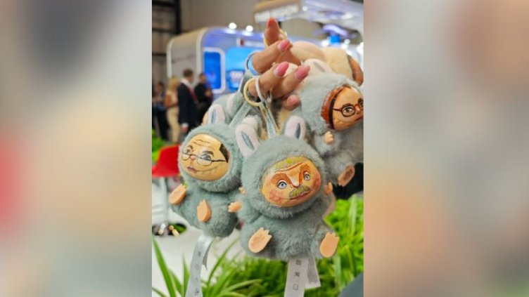 В Санкт Петербург: Кукли Лабубу, цитати на Путин, първият SUV на АвтоВАЗ (СНИМКИ)