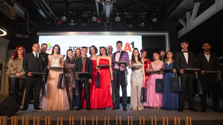 Отличиха зрелостници във "Вечерта на успелите" &ndash; празник, посветен на силата на подкрепата