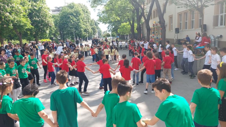 За Гергьовден: Ученици и учители се включиха във фолклорно надиграване "Познай ритъма и го заиграй"