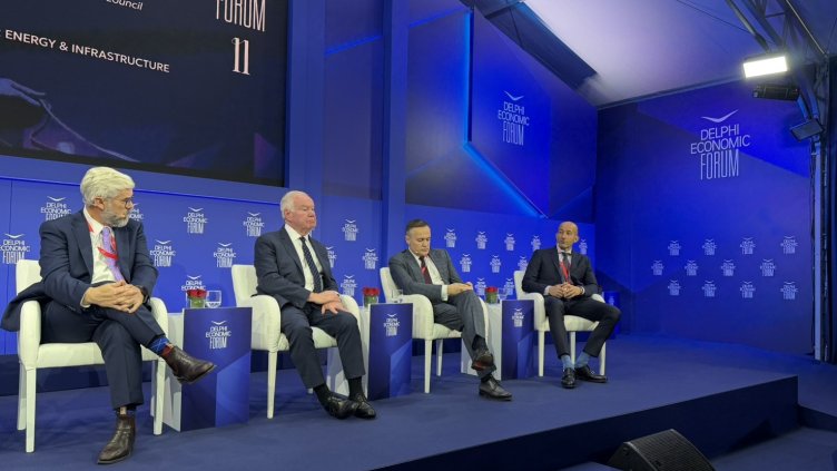 Снимка: По време на форума в Делфи, председателят на Управителния съвет на &bdquo;Главболгарстрой&ldquo;  Калин Пешов (вдясно) подчерта нуждата от по-голяма предвидимост при реализирането на дългосрочни енергийни и инфраструктурни проекти