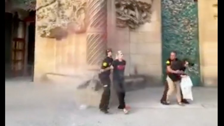 Активисти хвърлиха боя по Саграда Фамилия заради пожарите в Испания ВИДЕО