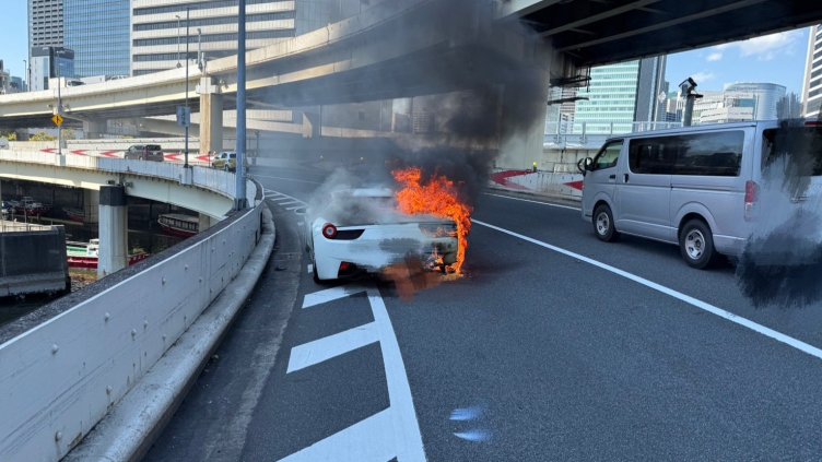 Японец 10 години спестява за мечтаното Ferrari 458 Spider, само след час то се запали ВИДЕО