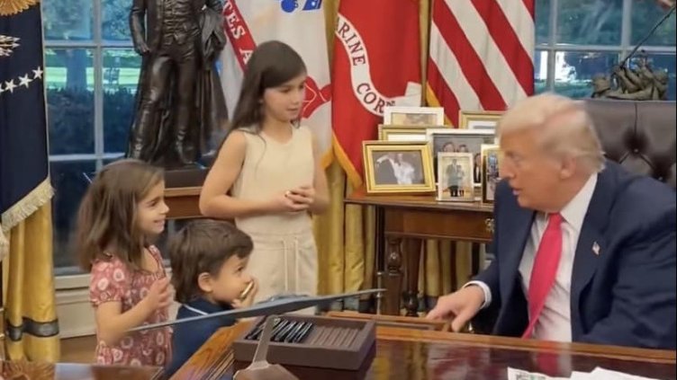 Тръмп посрещна малки гости в Овалния кабинет, раздаде им подаръци
