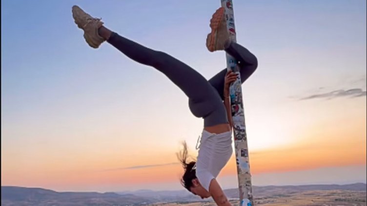 Затвор грози туристка, танцувала на пилон, издигащ турското знаме ВИДЕО