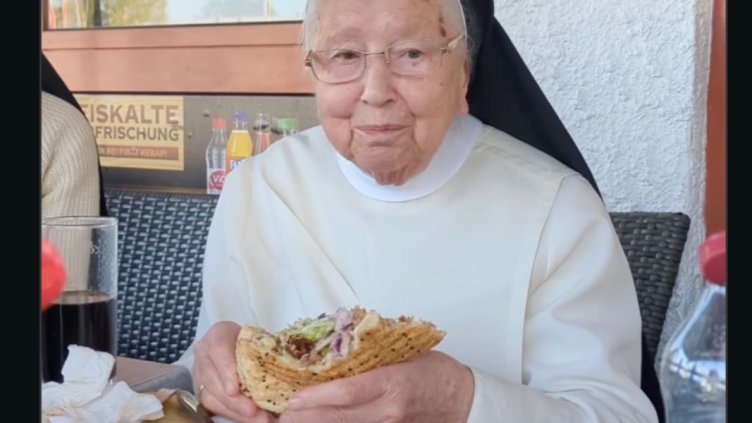 92-годишна монахиня стана звезда, след като изяде първия си дюнер кебап ВИДЕО