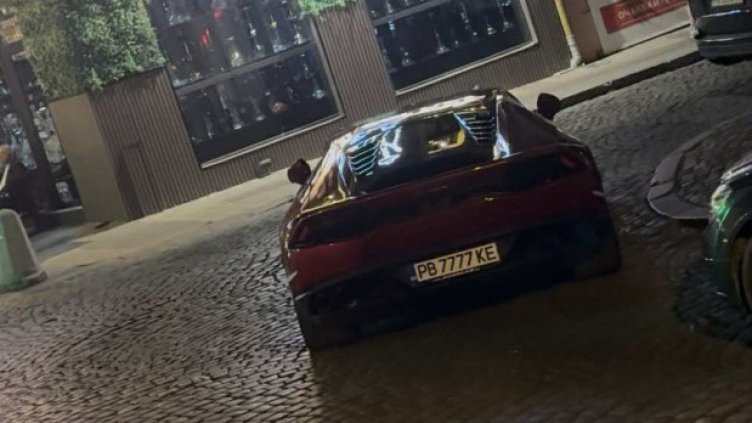 Червено Lamborghini блокира Капана в Пловдив, собственикът му си пие чай  