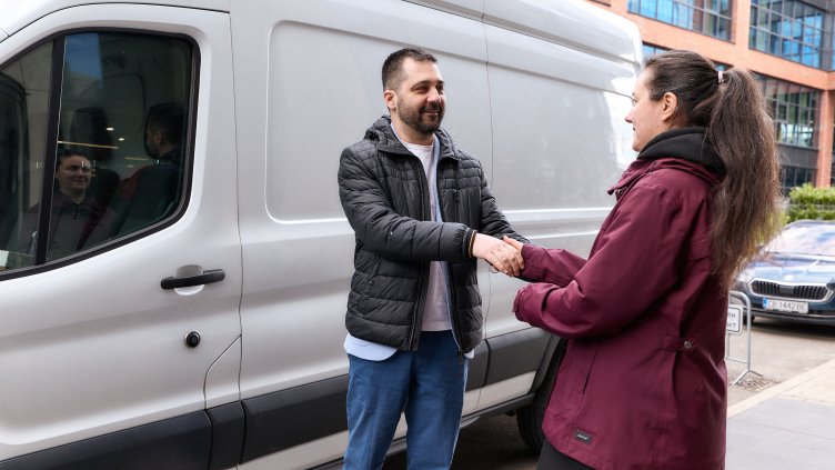 Цветин Йорданов &ndash; Мениджър на Kaizen Gaming за България връчва дарението на Мариана Костова, създател на Фондация &bdquo;Добро за всеки&ldquo;