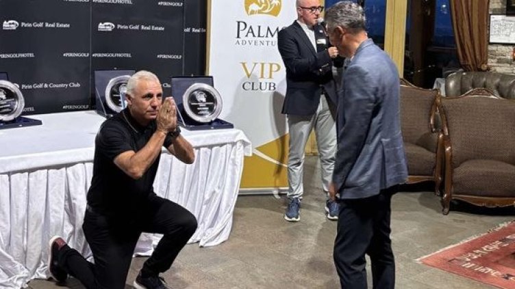 Стоичков коленичи пред Балъков. Снимка: facebook.com/Krasi.Balakov