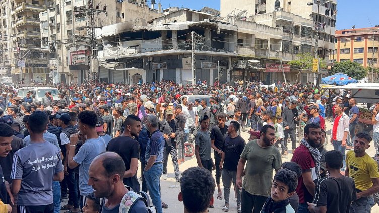 Палестинци чакат за помощи. Снимка: архив, Ройтерс