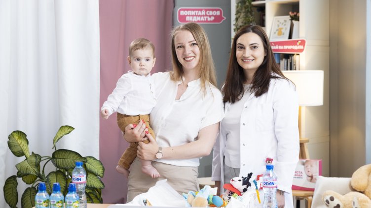 Първи смях и първи игри: Как расте бебето в месец 3 и 4