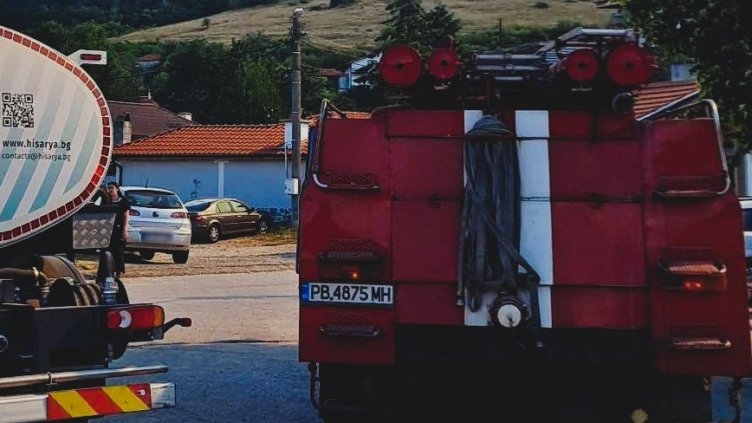 Пожар пламна в Поморие, изпепели няколко бунгала