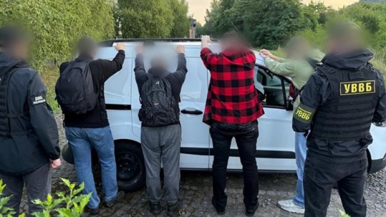 Предложиха $100 хил. на украински граничар да пусне четирима души нелегално в Унгария