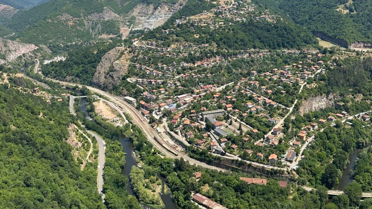 Близо 500 декара горят край петричкото село Капатово