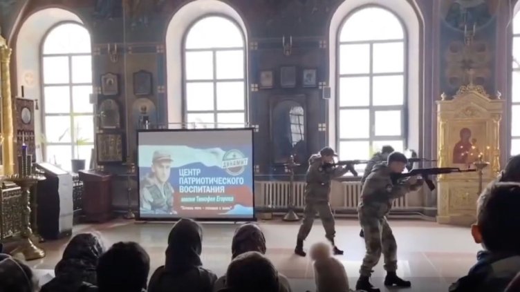 Тийнейджъри с автомати организираха военно шоу в храм край Москва ВИДЕО