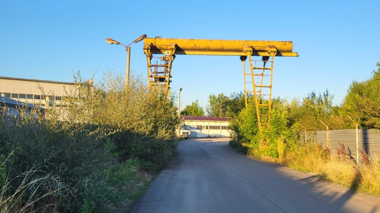 Дебнат ни опасности: От кран и ел. табло до стършели на детска площадка