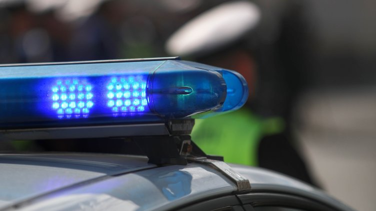 Баща бие и връзва детето си в обор