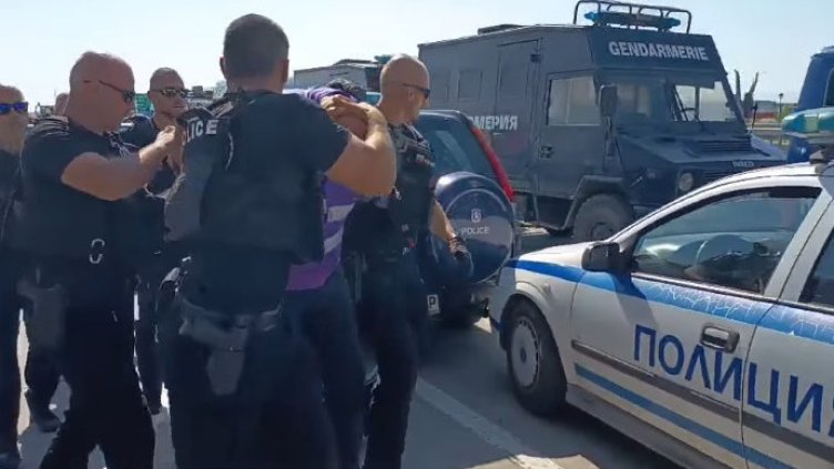 Протестът на АМ "Тракия" ескалира, зрелищен арест на шеф в КНСБ ВИДЕО