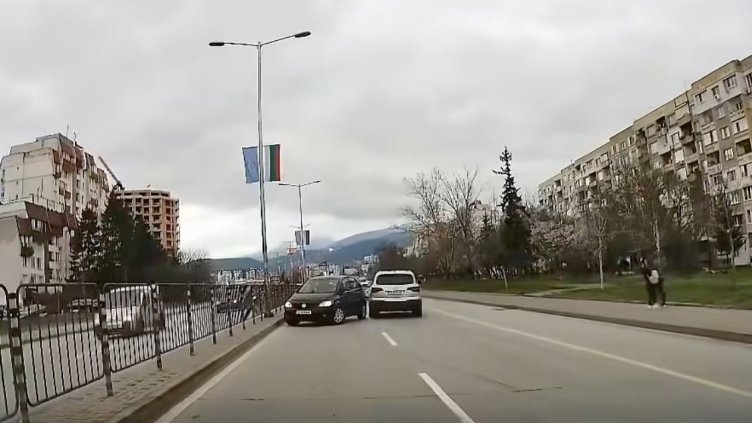 Куриозна катастрофа в "Младост": Двама се карат, тенекиджията печели ВИДЕО