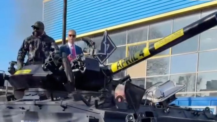 Чисора се появи с танк, редом до Найджъл Фараж, за пресконференция ВИДЕО