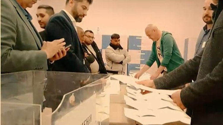 Кирил Петков наблюдава броенето на бюлетини в с. Буковлък