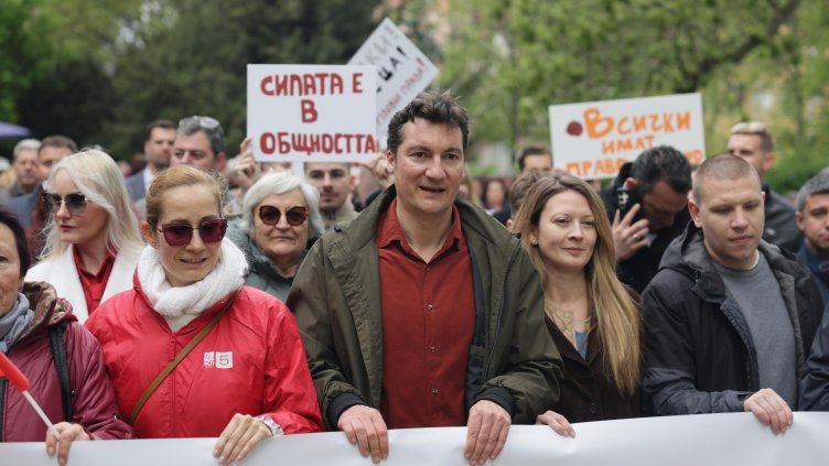 В кадър: Крум Зарков поведе първомайското шествие на БСП