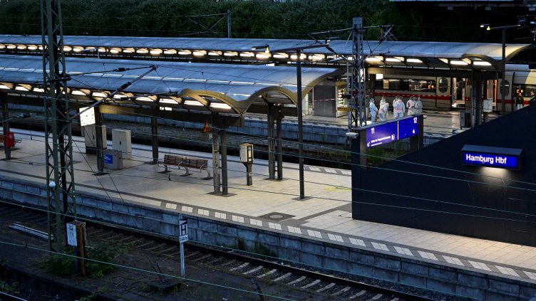 След нападението с нож, при което бяха ранени 18 души: Влаковете в Хамбург отново в движение