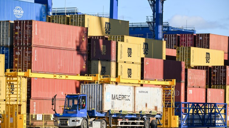 Пекин въведе такса за американски кораби, пристанищата в Китай са задръстени