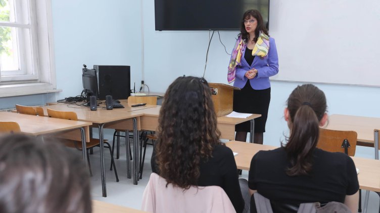 Водещата на "Брюксел 1" Милена Милотинова пред студенти: Големите новини нямат граници