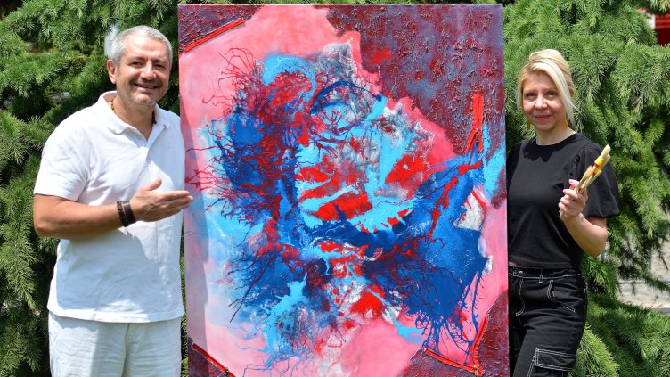 Илияна Овчарова и Иво Алексиев с картината „Разкопчано его“