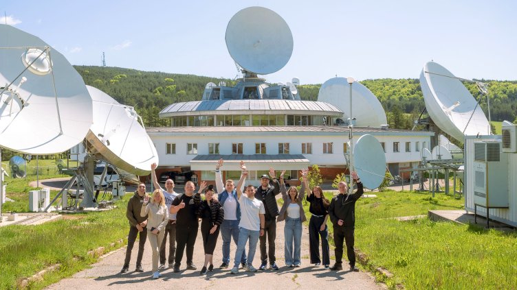 От теорията до орбитата: Студенти от Vivacom Техническата академия посетиха модерната станция "Плана"