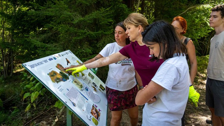 Доброволци от DEVIN почистиха над 700 кв. м папур от торфения остров в Големия гьол