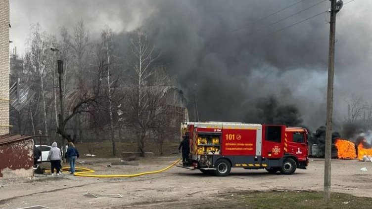 65 цивилни, сред които и 14 деца, бяха ранени при руска атака над училище и болница в Суми ВИДЕО