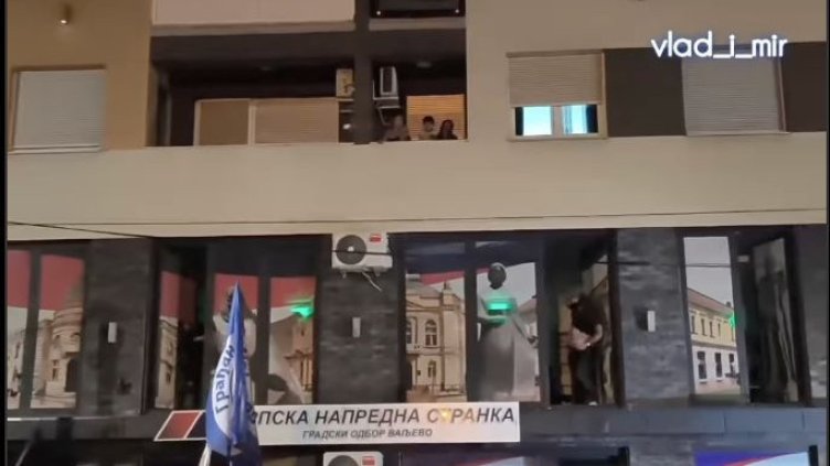 Обрат: Политици хвърляха яйца по протестиращи в Сърбия ВИДЕО