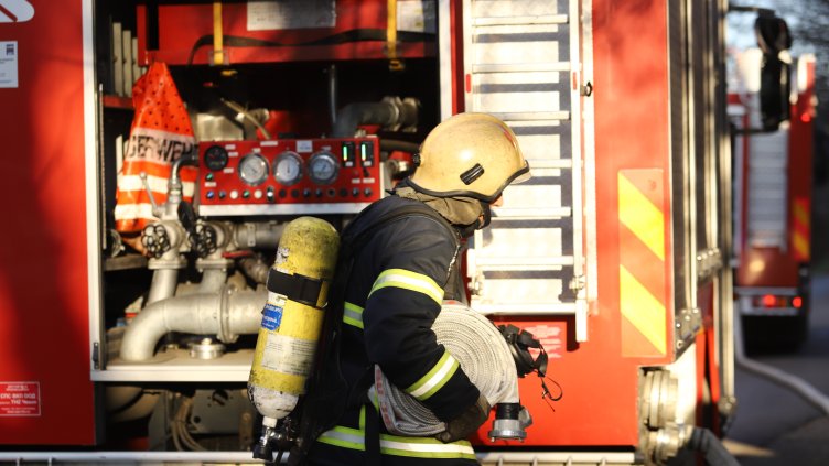 Пожар избухна в шивашко предприятие в Троян, общината с призив