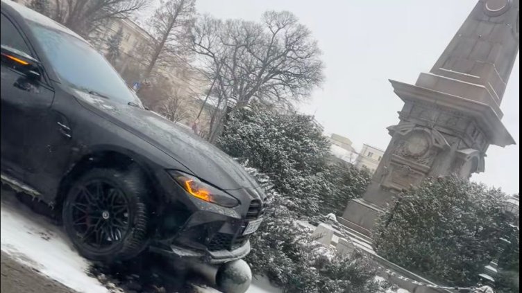 Лек автомобил BMW се заби в паметника на Левски 
