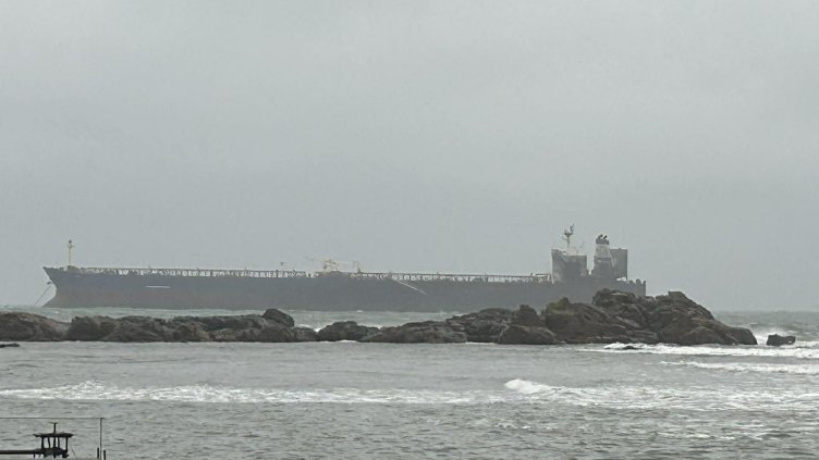 Доставиха храна на борда на "Кайрос"