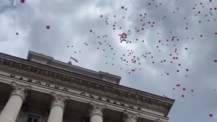 Десетки балони полетяха към небето за душите на всички деца, загинали във войната по българските пътища