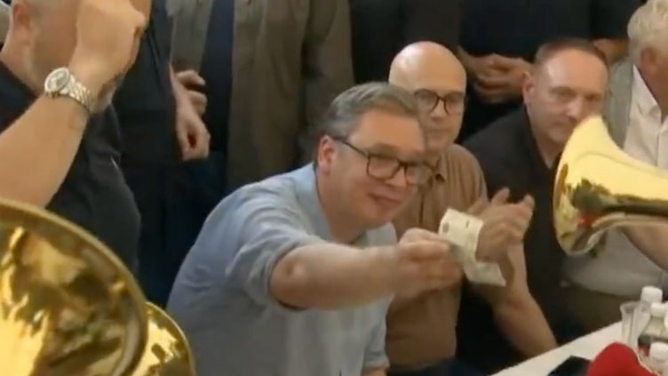 Вучич "избухва" на сръбска музика на откриването на магистрала ВИДЕО