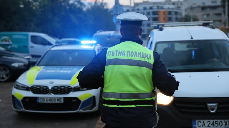 След месеци разследване: Белезници за двама пътни полицаи и посредник