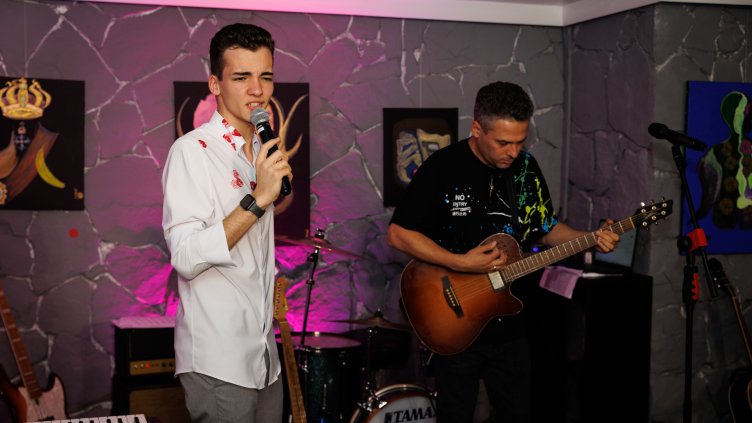 Антон Котас преследва своя любовен &bdquo;Компас&ldquo; от Ню Йорк до София 