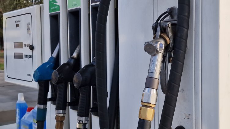 Вече втори месец: Цените на бензина и дизела у нас падат 