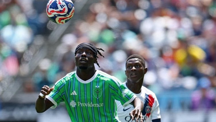 Джорджи Минунгу със зеления екип, зад него е Нуно Мендеш от ПСЖ. Снимка: Ройтерс