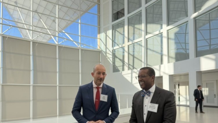 Председателят на Управителния съвет на Главболгарстрой Калин Пешов разговаря с Хари Коутен, вицепрезидент на Cheniere Energy