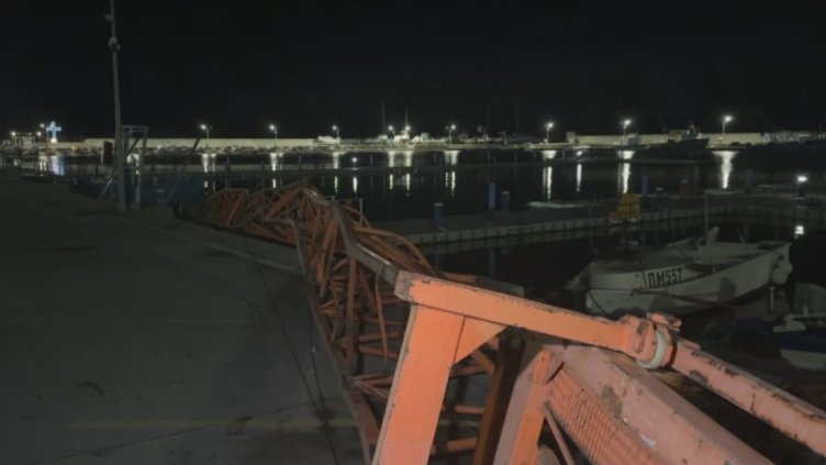 Буря стовари 50-метров кран върху лодки в Поморие